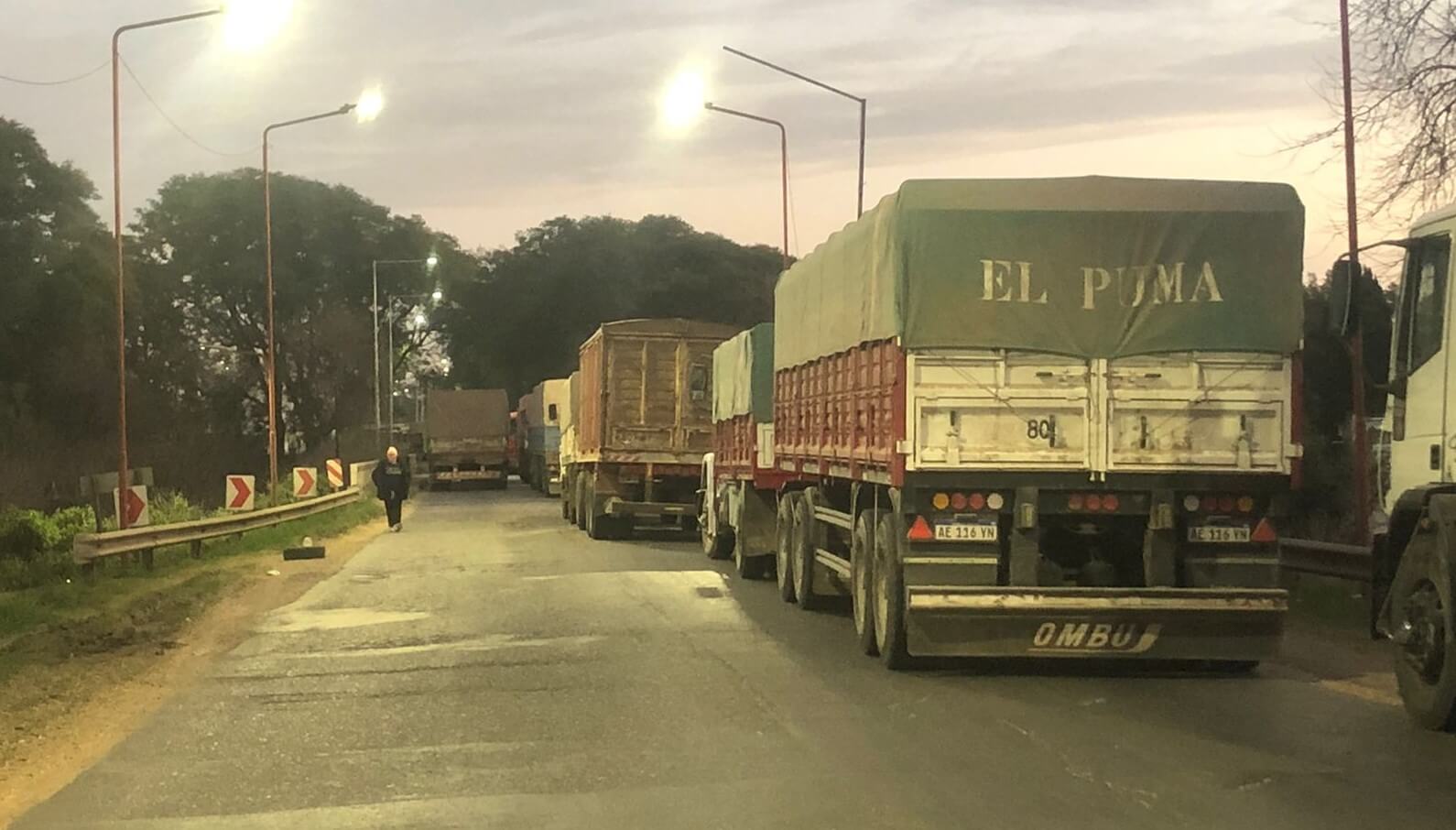 Crisis del gasoil: el paro de transportistas se potencia con piquetes