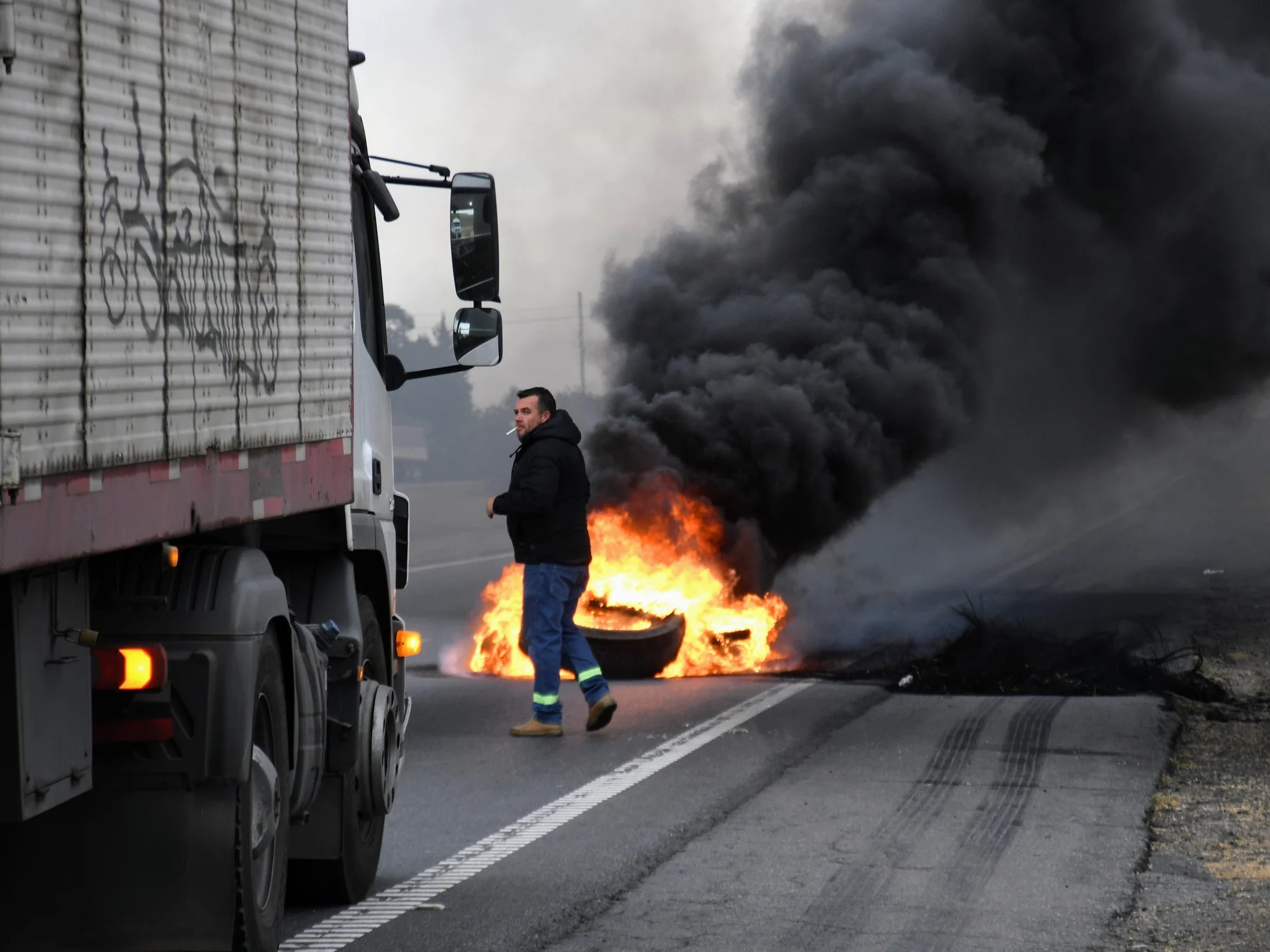 Transportistas mantienen las protestas en varias provincias y afectan a los granos