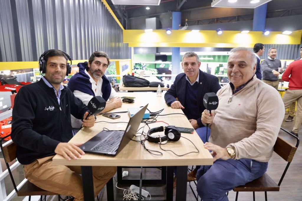 Los Agusti en el stand de New Holland tractor oficial de Expo Rural junto a Gabriel Tronchoni, gerente de MKT y Tomás Liceda, director comercial