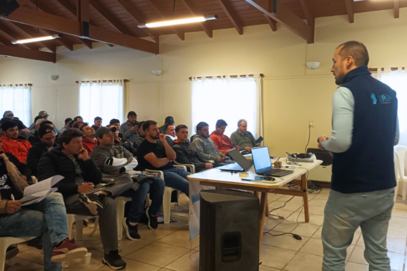Se dictaron 866 cursos de capacitación a operadores de máquinas de pulverización terrestre