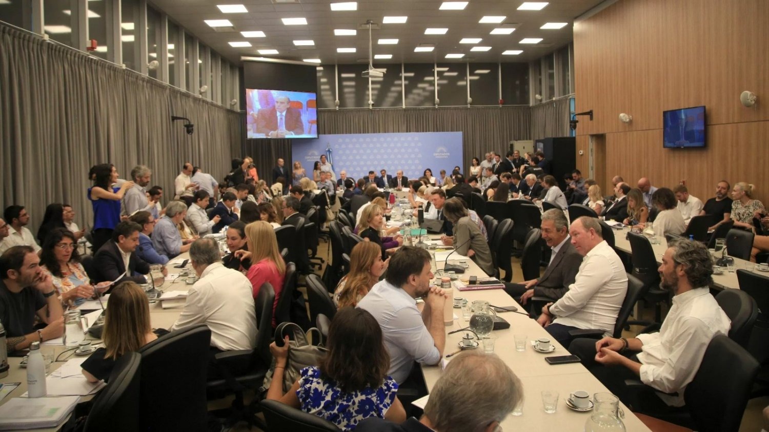 Ley Ómnibus: mientras continúa la negociación por retenciones, el Gobierno prorrogó las sesiones extraordinarias