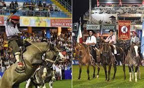 El festival de doma de Jesús María con gauchos sin facón y casco para montar