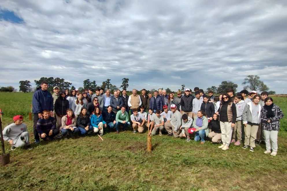 Bioagroindustria: Se realizó plantación de cortina forestal en el IPEA 209 de Marcos Juárez
