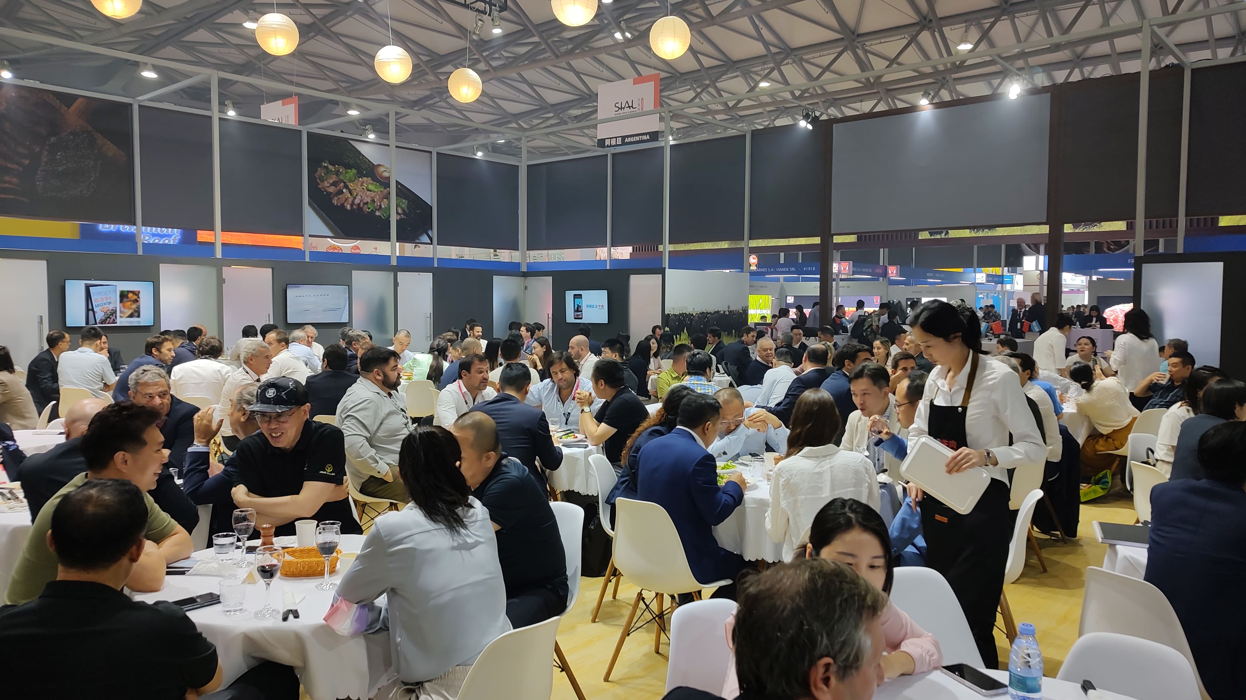 Sin negocios en el inicio de la feria SIAL de Shanghái
