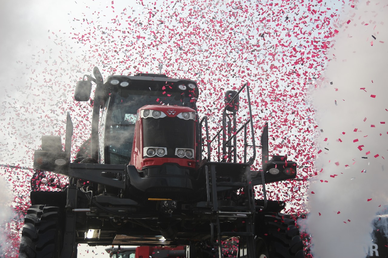 Massey Ferguson presentó el nuevo pulverizador MF 500R y el rastrillo giroscópico MF RK 381