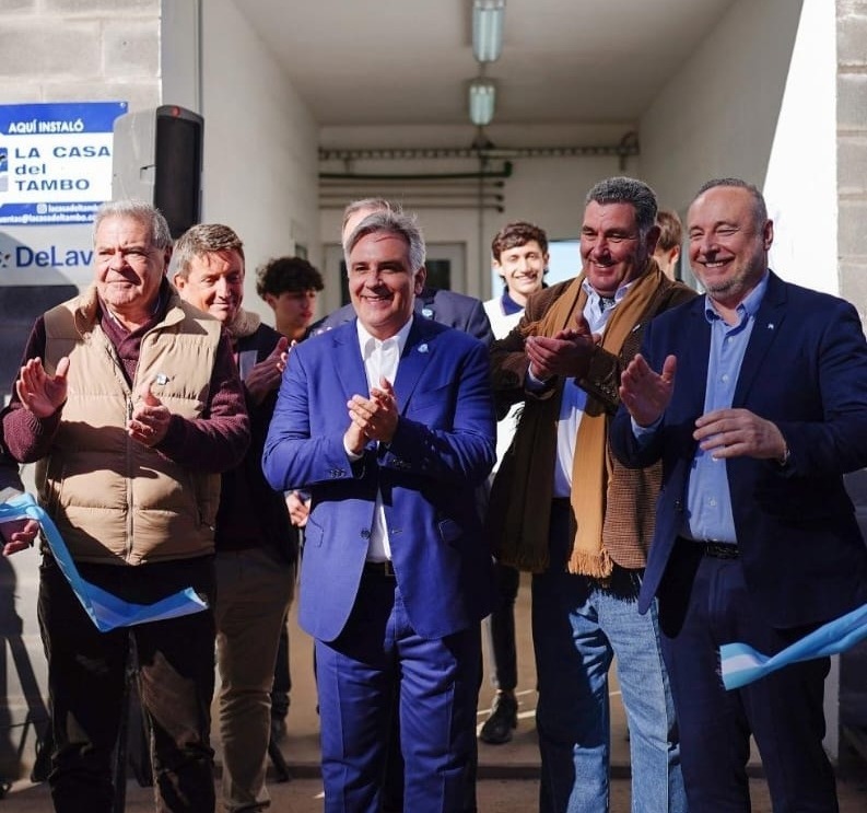 Llaryora inauguró en Cárcano un tambo robotizado con fines educativos