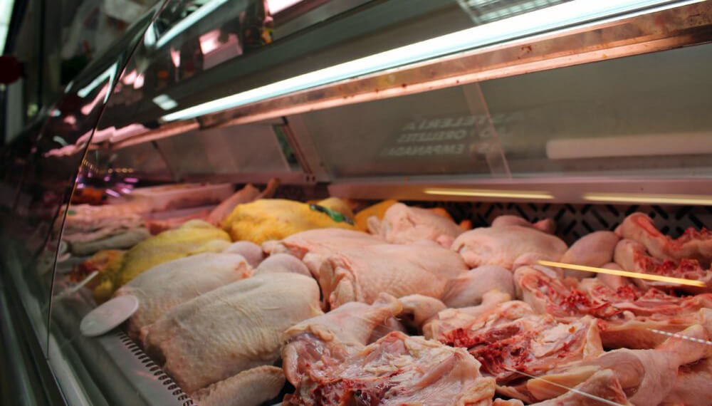 En la carrera de los precios de la carne, el pollo le ganó a la vaca en marzo
