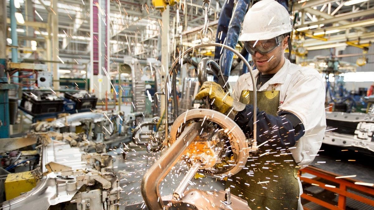 La industria frente a una doble tormenta: tasas altas e importaciones crecientes