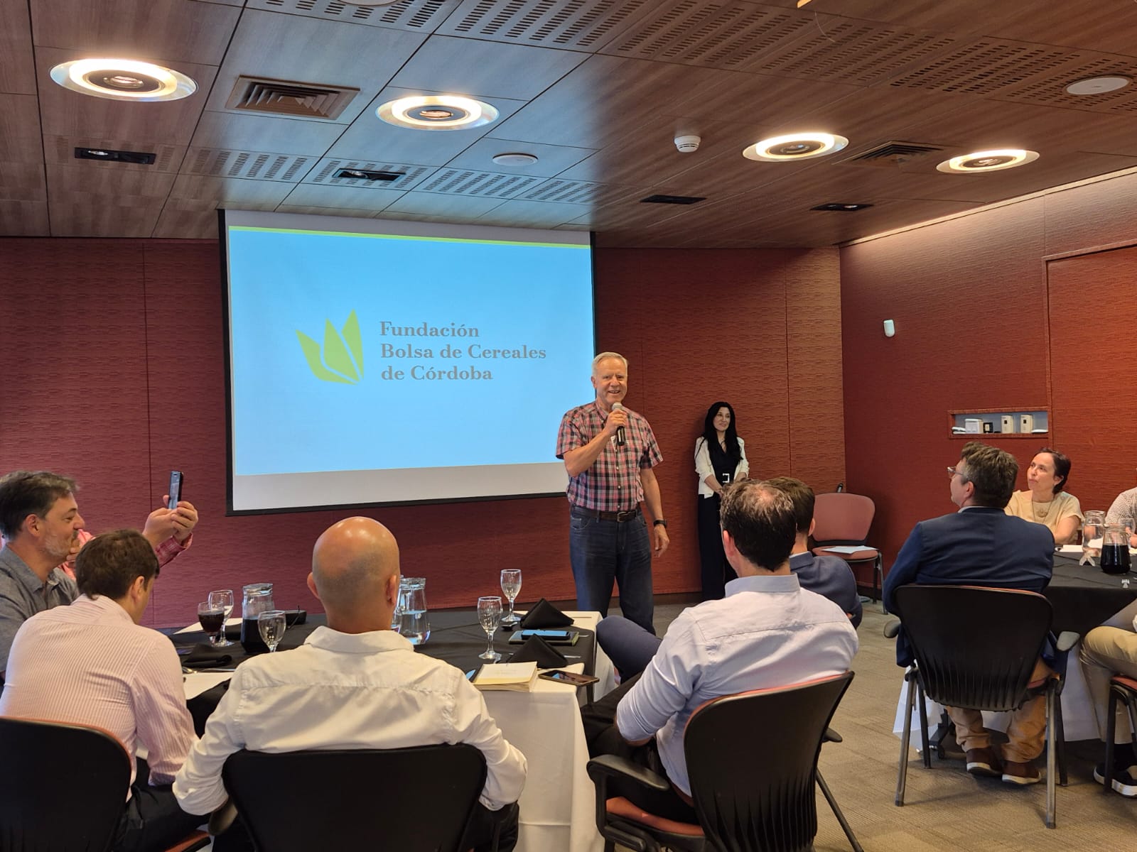 Encuentro de vinculación en Bolsa de Cereales de Córdoba con el informe sobre la 