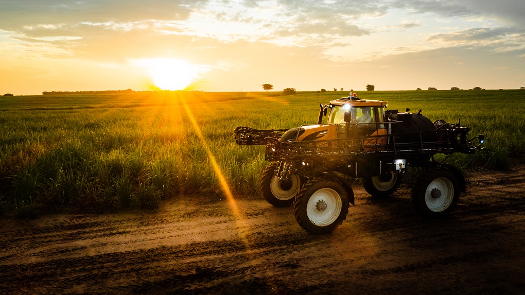 VALTRA refuerza su oferta de protección de cultivos con la Serie R: Un pulverizador de alta precisión, estabilidad y rendimiento para grandes extensiones