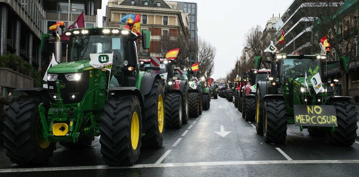 Agricultores bloquean Madrid en protesta contra el acuerdo UE-Mercosur