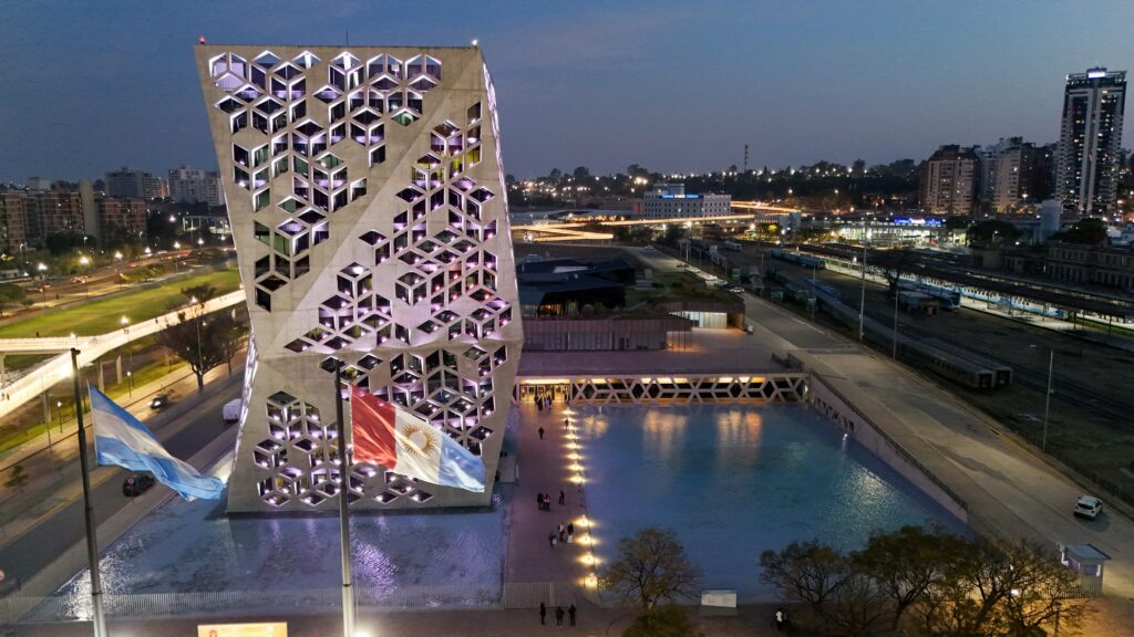 Llaryora viaja a Estados Unidos para buscar financiamiento e inversiones para obras claves en Córdoba