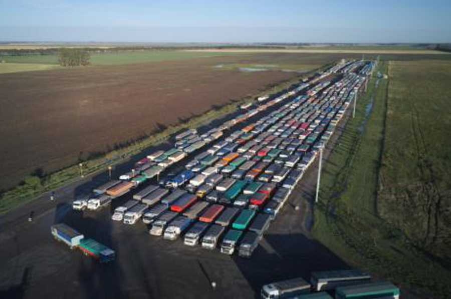 En el Gran Rosario 2000 camiones desbordan las rutas por la cosecha récord de trigo y maíz