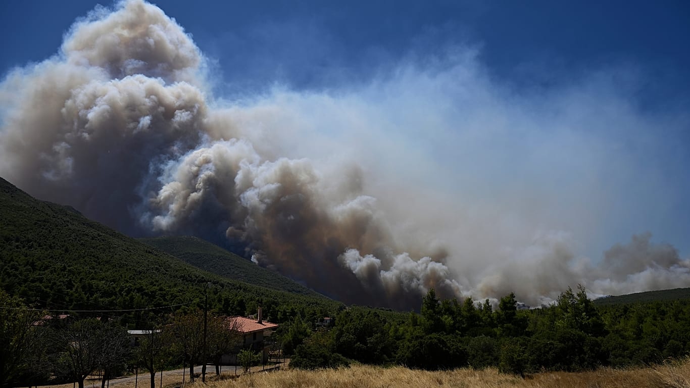 Grecia, Francia y España: tres bomberos muertos en devastadores incendios