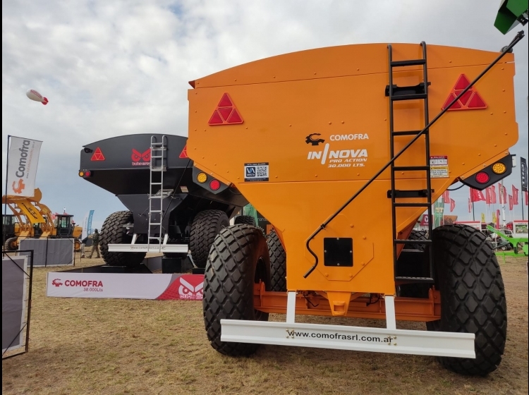 Comofra presentó en Agroactiva un nuevo modelo de tolvas de 38 mil litros que completan la línea Buho max