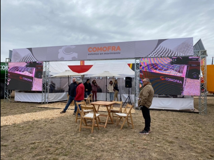 Comofra presentó en Agroactiva un nuevo modelo de tolvas de 38 mil litros que completan la línea Buho max