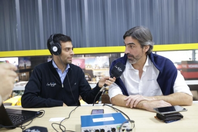 Los Agusti en el stand de New Holland tractor oficial de Expo Rural junto a Gabriel Tronchoni, gerente de MKT y Tomás Liceda, director comercial