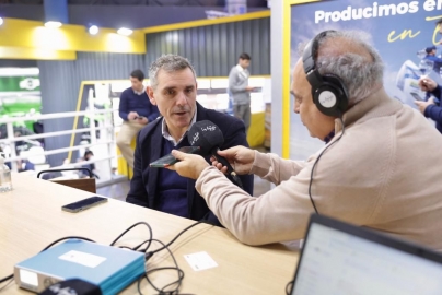 Los Agusti en el stand de New Holland tractor oficial de Expo Rural junto a Gabriel Tronchoni, gerente de MKT y Tomás Liceda, director comercial