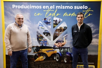 Los Agusti en el stand de New Holland tractor oficial de Expo Rural junto a Gabriel Tronchoni, gerente de MKT y Tomás Liceda, director comercial