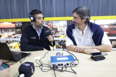 Los Agusti en el stand de New Holland tractor oficial de Expo Rural junto a Gabriel Tronchoni, gerente de MKT y Tomás Liceda, director comercial